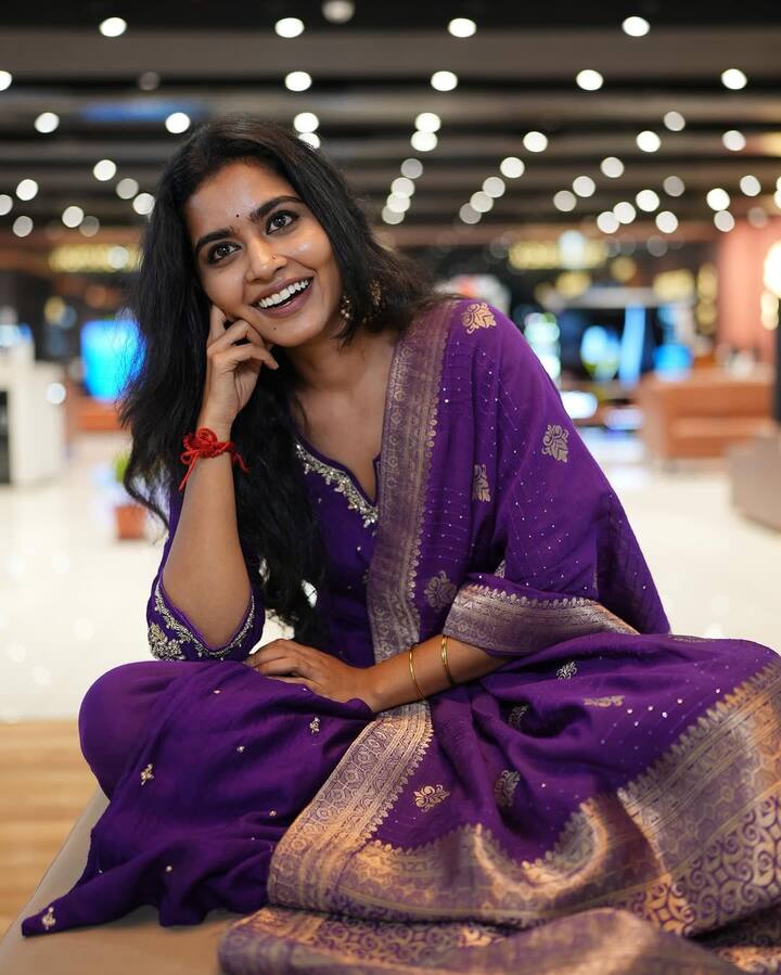 நிஜத்திலும் தீபா MBBS படித்திருக்கிறார் என்பது ஆச்சரியமான தகவல். ஒருமுறை விமானநிலையத்தில் மருத்துவ உதவி அவசரமாக தேவைப்பட்டபோது தீபாவை அடையாளம் கண்ட ரசிகர் ஒருவர் அவரை நாடியிருக்கிறார். அப்போது வேறொருவர் இவர் நடிகை மட்டுமே என்று சொல்ல அதற்கு தீபா,