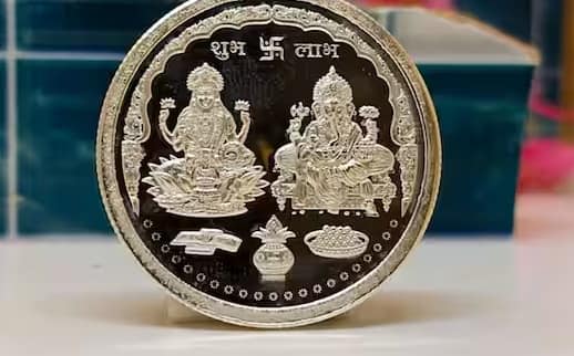 चांदी को बहुत ही शुद्ध धातु माना जाता है, इसका संबंध चंद्रमा से होता है। जो मन का कारक है। मान्यता है कि अगर घर में लक्ष्मी-गणेश के चांदी के सिक्के हों तो मानसिक तनाव दूर रहता है। कुंडली में चंद्रमा की समस्याएं शांत होती हैं।