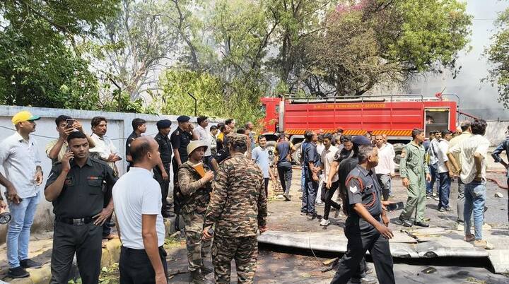 રશિયાના રાષ્ટ્રપતિ વ્લાદિમીર પુતિને અમદાવાદ વિમાન દુર્ઘટના પર દુ:ખ વ્યક્ત કર્યું છે. તેમણે કહ્યું છે કે આ દુઃખની ઘડીમાં હું પીડિત પરિવારો સાથે છું. પુતિને રાષ્ટ્રપતિ અને પીએમ મોદી પ્રત્યે પણ સંવેદના વ્યક્ત કરી છે.