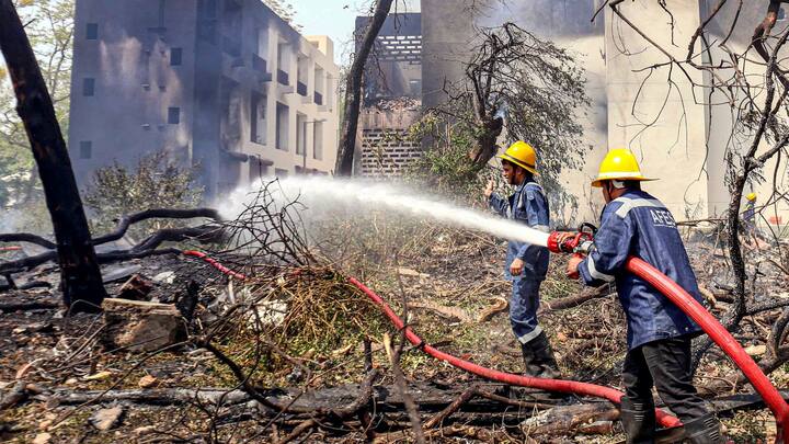 দুর্ঘটনার আগে MAYDAY Call-ও দেন ক্যাপ্টেন সুমিত সবরওয়াল এবং ফার্স্ট অফিসার ক্লাইভ কুন্দর । অর্থাৎ বিপদবার্তা পাঠান জরুরি পরিস্থিতিতে। এর পর আর কিছু কথা হয়নি।