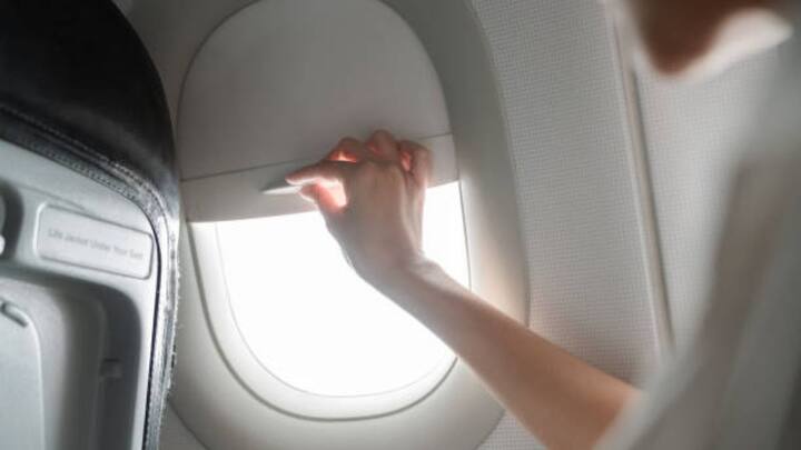 फ्लाइट की लैंडिंग और टेकऑफ के वक्त विंडो शेड्स को खुला रखना जरूरी होता है. यह सिर्फ बाहर के नजारे देखने के लिए नहीं होता. ऐसा इसलिए किया जाता है ताकि इमरजेंसी स्थिति में बाहर क्या हो रहा है. यह साफ देखा जा सके.