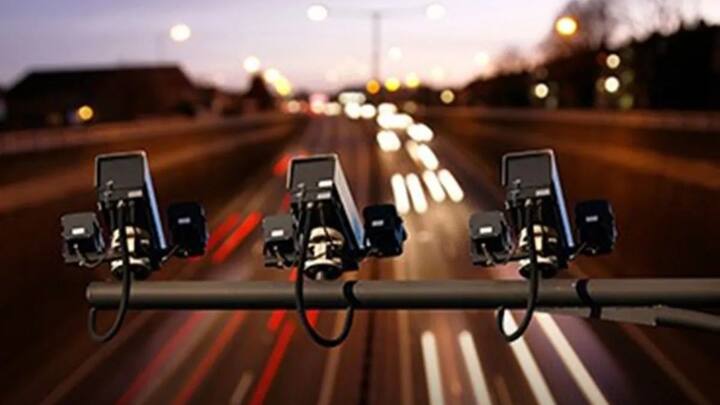 बहुत से लोगों को लगता है कि ट्रैफिक सिग्नल पर लगा हुआ स्पीड डिटेक्शन कैमरा गाड़ी के नजदीक आने पर ही गाड़ी की स्पीड का पता कर पता है. आपको बता दें ऐसा नहीं है ट्रैफिक कैमरा एक दूरी से ही आपकी गाड़ी की स्पीड का पता लगा लेता है.