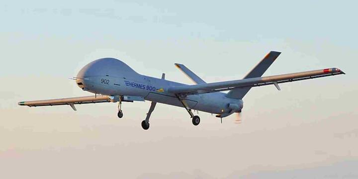 इज़रायल दुनिया का सबसे बड़ा सैन्य ड्रोन निर्यातक है. उसके ड्रोन्स न केवल निगरानी करने में माहिर हैं बल्कि ये हमले करने में भी अत्यधिक सक्षम हैं. 'हारोप' (Harop) जैसे आत्मघाती ड्रोन किसी भी रडार स्टेशन या कम्युनिकेशन सेंटर को खोजकर उसमें टकराकर विस्फोट कर सकते हैं. वहीं 'हेर्मीस 900' जैसे ड्रोन लंबी दूरी तक उड़ान भर सकते हैं और दुश्मन की हर गतिविधि पर नजर रख सकते हैं.