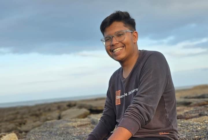 Ahmedabad Plane Crash: અમદાવાદ પ્લેન ક્રેશની ઘટનાને લઈ ગુજરાત સહિત સમગ્ર દેશ હચમચી ગયો છે. આ દુર્ઘટનામાં પ્લેનમાં સવાર મુસાફરો અને ક્રૂ મેમ્બર સહિત 241 લોકોના મોત થયા છે. માત્ર એક વ્યક્તિનો જીવ બચ્યો છે. આ સિવાય પ્લેન જ્યાં ક્રેશ થયું તે બીજે મેડીકલના મેસમાં પણ તબીબી વિદ્યાર્થીઓ જમતા હતા તેમના પણ મોત થયા છે. આ પ્લેન ક્રેશની ઘટનામાં  ભાવનગરના આશાસ્પદ તબીબી વિદ્યાર્થી રાકેશ દિયોરાનું અમદાવાદ પ્લેન ક્રેશ દુર્ઘટનામાં નિધન થયું છે.