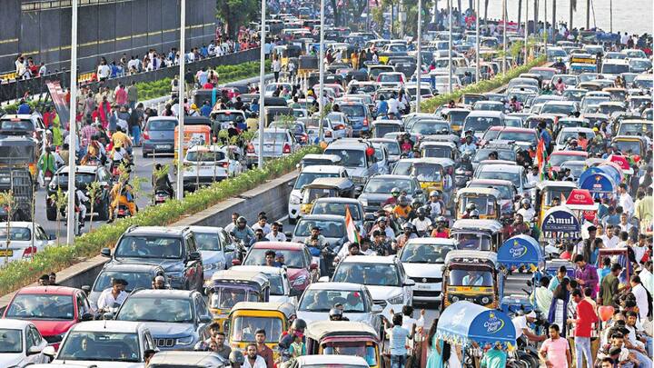 सड़कों पर चलने वाले वाहनों के पास वैध दस्तावेज होने जरूरी होते हैं. ड्राइवर के पास ड्राइविंग लाइसेंस जरूरी होता है. इसके अलावा सड़कों पर कौनसा वाहन किस स्पीड तक चल सकता है. इसके लिए वाहन की स्पीड भी तय होती है.