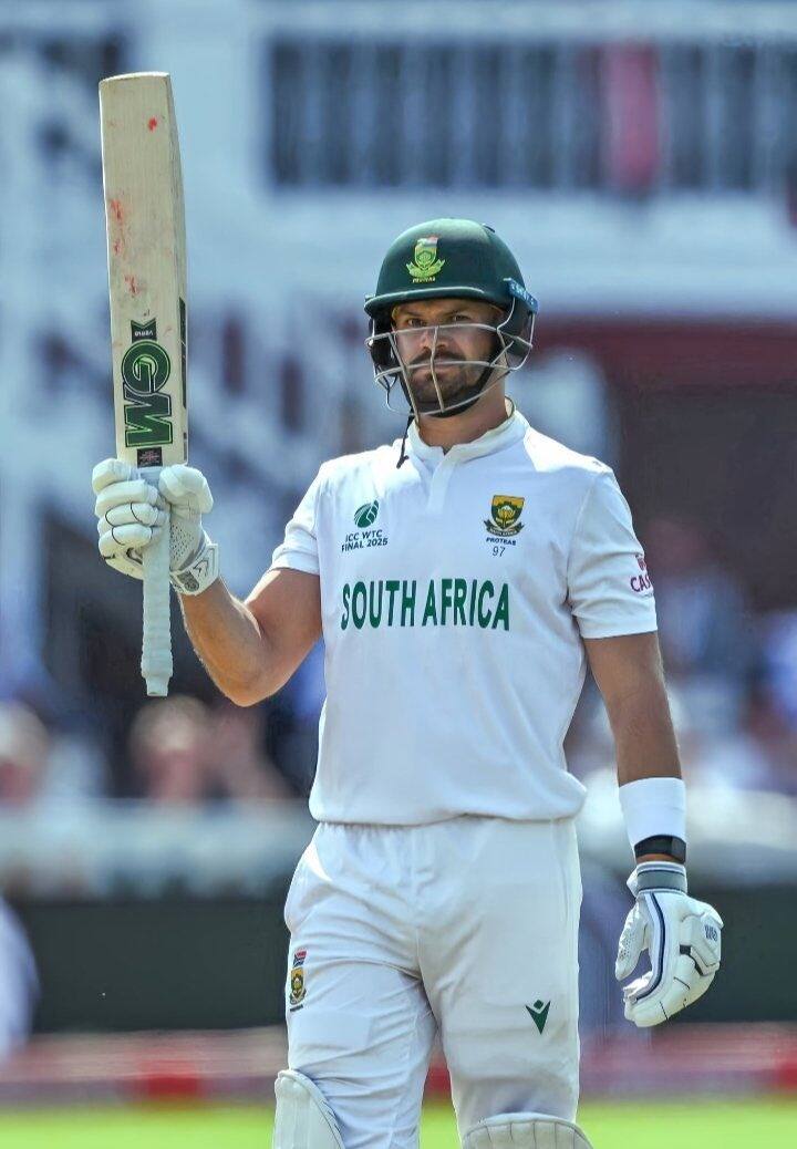लॉर्ड्सच्या मैदानावर चौथ्या डावात शतक झळकावणारा तो पहिला दक्षिण आफ्रिकेचा फलंदाज आहे.