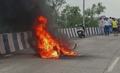 मुंबई-गोवा महामार्गावर मोटरसायकलचा बर्निंग थरार