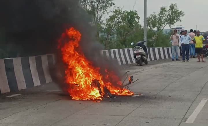 मुंबई गोवा महामार्गावर मोटारसायकलला आग लागल्याची घटना घडली आहे.