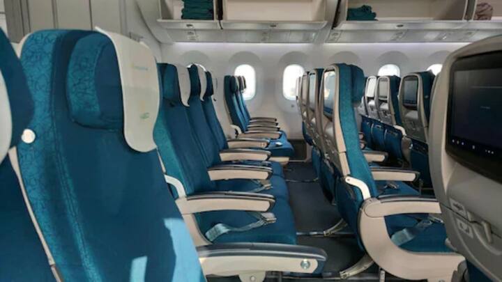 टेकऑफ और लैंडिंग के दौरान आपको अपनी सीट भी सीधी रखनी जरूरी होती है. कई लोगों को लगता है कि सीट से भला क्या ही फर्क पड़ेगा, लेकिन इमरजेंसी स्थिति में अगर आपकी सीट पीछे की ओर होगी. तो आपके पीछे बैठे यात्री को निकलने में दिक्कत होगी और आप खुद को ठीक से बैलेंस भी नहीं रख पाएंगे.