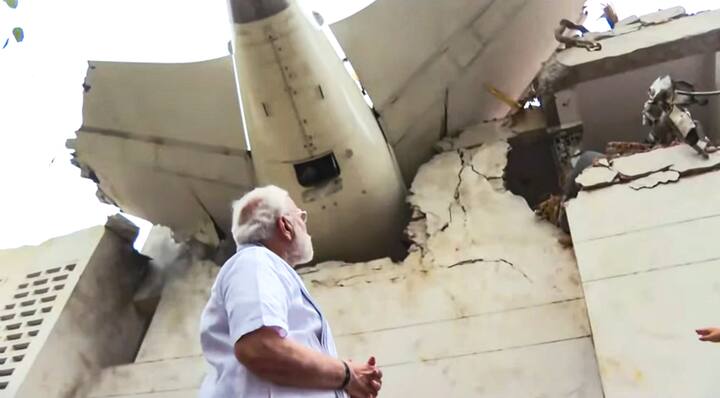 দুর্ঘটনাস্থল এবং হাসপাতালে পরিদর্শন শেষে বৈঠক করেন প্রধানমন্ত্রী। আমদাবাদ বিমানবন্দরে উচ্চ পর্যায়ের বৈঠক করেন তিনি। যেখানে ছিলেন আধিকারিকরাও।