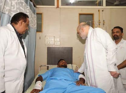 अहमदाबाद विमान अपघातात एक प्रवाशी जिंवत बचावल्याचे समोर आले आहे. विमानातील 11 अ या सीटवर बसलेला प्रवासी वाचल्याची माहिती अहमदाबाद पोलिसांनी एएनआय या वृत्त संस्थेला दिली आहे. या प्रवाशाचं नाव रमेश विश्वकुमार असं आहे.