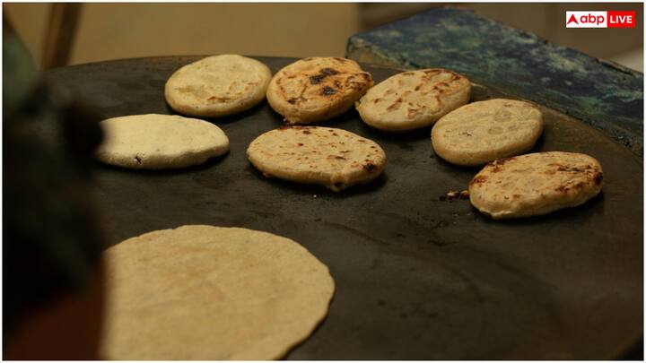 हेल्थ एक्सपर्ट्स की मानें तो गेहूं की रोटी में कार्ब्स और शुगर की मात्रा अ​धिक होती है. वैसे तो डायबिटीज रोगियों को शरीर में एनर्जी बनाए रखने के लिए कार्ब्स लेना जरूरी होता है. लेकिन डायबिटीज पेशेंट को गेहूं की रोटी से कार्ब्स लेने से बचना चाहिए.