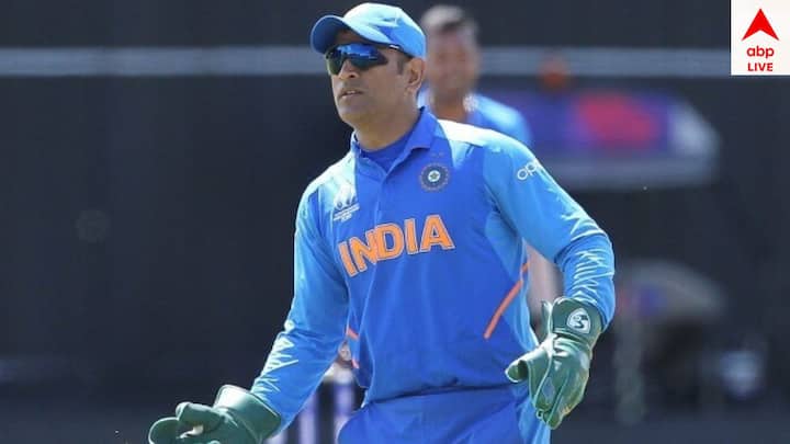 ২ বারের বিশ্বকাপজয়ী প্রাক্তন ভারত অধিনায়ক মহেন্দ্র সিংহ ধোনি এই তালিকায় আছেন। দেশের জার্সিতে কম বেশি সব আইসিসি ট্রফিই অধিনায়ক হিসেবে জিতেছেন ধোনি।