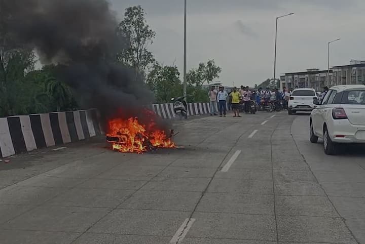 मोटारसायकल चालक वेळीच सावध झाल्यानं मोठा अनर्थ टळला आहे.