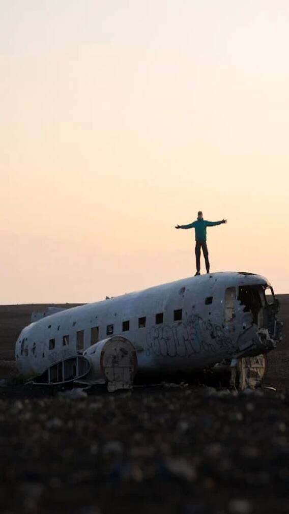 घाबरू नका: हे ११ उपाय विमान अपघातात तुमचा जीव वाचवू शकतात!