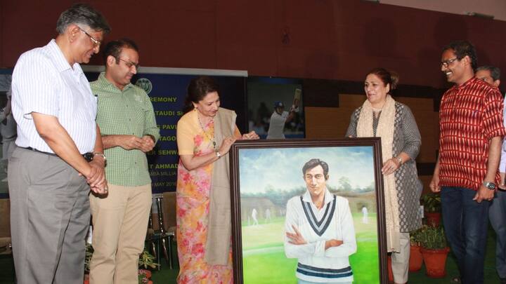 তিনি, মনসুর আলি খান পটৌডি। ভারতীয় ক্রিকেট দলের প্রাক্তন অধিনায়ক।