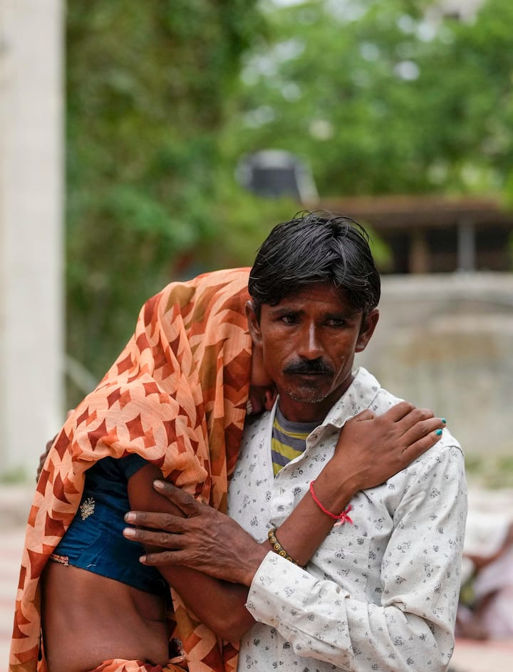 విమాన ప్రమాదంలో పూర్తిగా దెబ్బతిన్న బీజే వైద్యకళాశాల హాస్టల్ పునర్నిర్మాణానికి అండగా నిలుస్తామని చెప్పారు