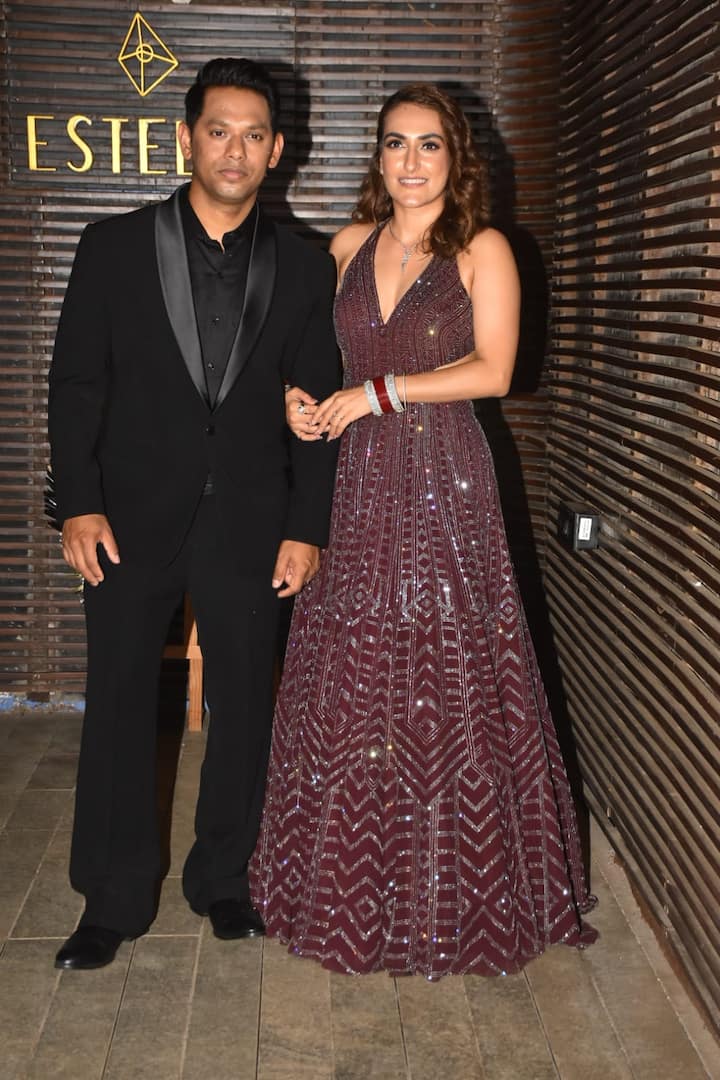 Let me tell you, Prashant Sawant is a well-known fitness trainer who has trained many stars like Priyanka Chopra, Alia Bhatt, Ajay Devgan and Sunny Leone. He is also the founder of the body sculpture fitness studio located in Mumbai.