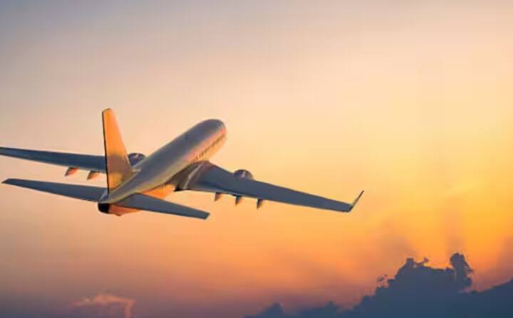 ਫਲਾਈਟ ਵਿੱਚ ਯਾਤਰਾ ਕਰਨ ਵੇਲੇ ਯਾਤਰੀਆਂ ਨੂੰ ਖਾਸ ਕਰਕੇ ਲੈਂਡਿੰਗ ਅਤੇ ਟੇਕਆਫ ਦੌਰਾਨ ਕਿਹੜੀਆਂ ਗੱਲਾਂ ਦਾ ਧਿਆਨ ਰੱਖਣਾ ਚਾਹੀਦਾ ਹੈ। ਤੁਸੀਂ ਕਿਸੇ ਵੀ ਅਣਸੁਖਾਵੀਂ ਘਟਨਾ ਤੋਂ ਕਿਵੇਂ ਬਚ ਸਕਦੇ ਹੋ ਤਾਂ ਜੋ ਉਸ ਦੀ ਜਾਨ ਨੂੰ ਨੁਕਸਾਨ ਨਾ ਪਹੁੰਚੇ? ਆਓ ਅਸੀਂ ਤੁਹਾਨੂੰ ਇਸ ਬਾਰੇ ਸਾਰੀ ਜਾਣਕਾਰੀ ਦਿੰਦੇ ਹਾਂ।