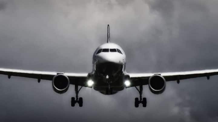 साल 2014 में मलेशिया एयरलाइंस की उड़ान MH370 ने कुआलालंपुर से बीजिंग के लिए उड़ान भरी थी. इस विमान में कुल 239 यात्री सवार थे. उड़ान के दौरान यह वियतनाम के हवाई क्षेत्र से गुजर रहा था और तभी इसका संपर्क टूट गया. हालांकि आज तक इसका पता नहीं चला है.