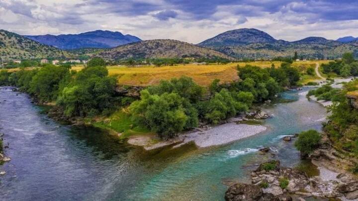 इसमें भारत का भी एक प्रोजेक्ट शामिल है. जिसमें प्रधानमंत्री नरेंद्र मोदी के जरिए नदियों को जोड़ने की योजना शुरू की गई है. इसकी लागत करीब 87 अरब डॉलर है.