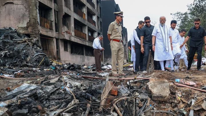 इसके बाद, वे अहमदाबाद के सिविल अस्पताल गए, जहां उन्होंने घायलों से मुलाकात की, उनके स्वास्थ्य की जानकारी ली, और एकमात्र जीवित बचे यात्री विश्वास कुमार रमेश से भी बात की. अस्पताल में भर्ती घायलों में कुछ हॉस्टल के छात्र थे.
