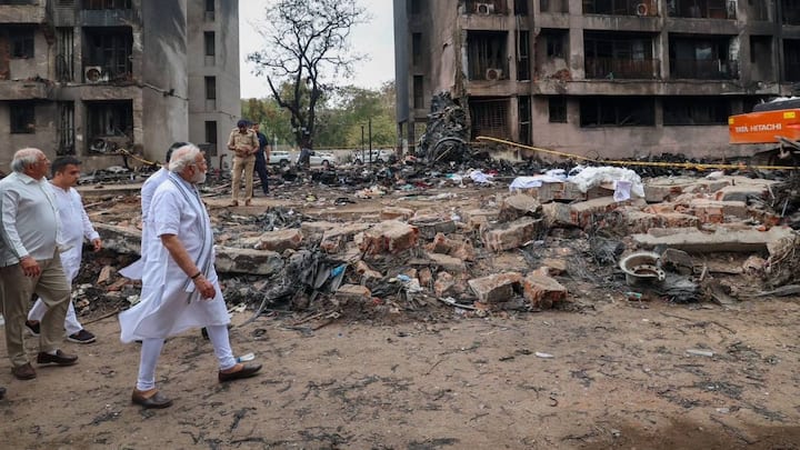 प्रधानमंत्री नरेन्द्र मोदी ने अहमदाबाद में एअर इंडिया के विमान की दुर्घटना में घायल हुए लोगों से शुक्रवार को सिविल अस्पताल में मुलाकात की. मोदी ने विमान में सवार यात्रियों में से एकमात्र जीवित बचे विश्वास कुमार रमेश से भी मुलाकात की.