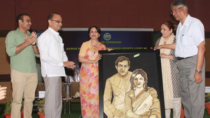 শোনা যায়, বিরাট কোহলিও বিমানে চড়তে ভয় পান। তিনি টেক অফের সময় আসন আঁকড়ে বসে থাকেন, এমনও শোনা যায়। ছবি - পিটিআই ও আইএএনএস