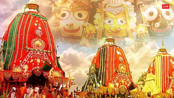 Jagannath Temple has many secrets in itself. According to it, Lord Krishna renounced his body in this temple and except for a part of the body, his entire body merged into the five elements. This part was his heart. It is believed that the heart is still beating in the wooden body of Shri Krishna kept in the temple.