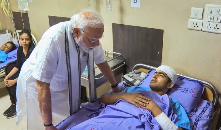 হস্টেলে মৃত্যু হয় ২৪ জন চিকিৎসক-পড়ুয়ার। মৃতের সংখ্যা আরও বাড়ার আশঙ্কা। আহত অবস্থায় আরও ৫০ জন হাসপাতালে চিকিৎসাধীন। এদিন বিমান দুর্ঘটনাস্থল থেকে হাসপাতালে যান প্রধানমন্ত্রী।