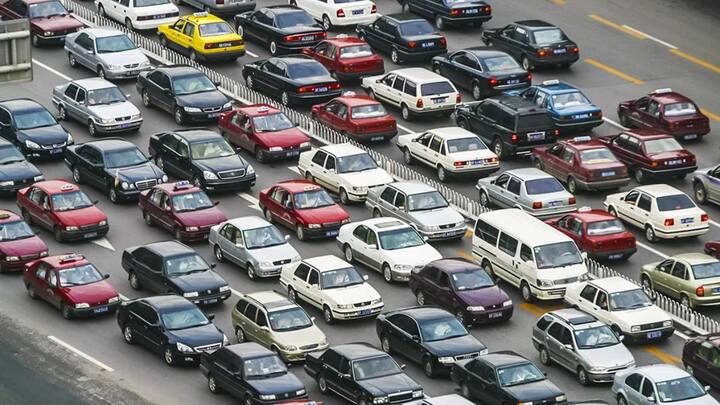 जो वाहन चालक इस स्पीड लिमिट के नियम को तोड़ते हैं. उसे जुर्माना चुकाना पड़ता है. कई लोग सड़कों पर मौजूद ट्रैफिक पुलिस से बच कर निकल जाते हैं और सोचते हैं बच गए. लेकिन स्पीड लिमिट के लिए स्पीड डिटेक्टशन कैमरा भी लगाए गए होते हैं.