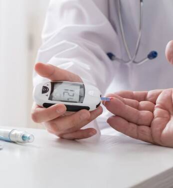 ਇਸਦੇ ਨਾਲ-ਨਾਲ, ਹਫਤੇ ਵਿੱਚ 2–3 ਵਾਰੀ ਨਾਰੀਅਲ ਪਾਣੀ ਪੀਣਾ ਵੀ ਫਾਇਦੇਮੰਦ ਹੁੰਦਾ ਹੈ। ਨਾਰੀਅਲ ਪਾਣੀ ਇਲੈਕਟ੍ਰੋਲਾਈਟਸ ਨਾਲ ਭਰਪੂਰ ਹੁੰਦਾ ਹੈ ਅਤੇ ਸਰੀਰ ਨੂੰ ਹਾਈਡ੍ਰੇਟ ਰੱਖਣ ਦੇ ਨਾਲ ਨਾਲ ਸ਼ੂਗਰ ਲੈਵਲ ਨੂੰ ਵੀ ਕਾਬੂ 'ਚ ਰੱਖਦਾ ਹੈ।