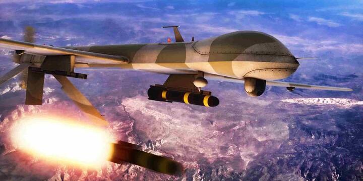 ब्रिटिश अख़बार डेली मेल के अनुसार, तालिबान ने अफगानिस्तान के लोगार प्रांत में स्थित एक पूर्व ब्रिटिश स्पेशल फोर्स बेस को अपने ड्रोन परीक्षण का मुख्य केंद्र बना लिया है. यह वही एयरबेस है जहां दो दशकों तक ब्रिटिश SAS फोर्स तैनात रही थी. अब यही जगह तालिबान की नई ‘घातक ड्रोन फौज’ का हब बन चुकी है.