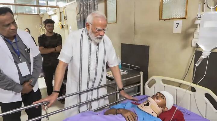 আহতদের শারীরিক অবস্থা নিয়ে কথা বলেন চিকিৎসকদের সঙ্গেও। আহতদের মধ্যে অনেকেই এদিন মোদির সঙ্গে গতকালের ঘটনা ভাগ করে নেন।