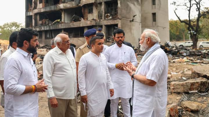 विश्वास ने पीएम मोदी से आंखों देखा हाल बताया. उन्होंने पीएम से कहा, ''सब मेरी नजरों के सामने हुआ था, मुझे खुद विश्वास नहीं हो रहा है कि मैं कैसे जिंदा बचा, क्योंकि थोड़े टाइम के लिए मुझे लगा कि मैं भी मरने वाला हूं, लेकिन जब मेरी आंख खुली तो मैंने देखा कि मैं तो जिन्दा हूं.''