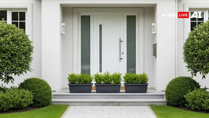 आपको हमेशा घर का मुख्य द्वार साफ-सुथरा रखना चाहिए. जिन घरों का मुख्य द्वारा गंदा रहता है, ऐसे घरों में रोग और कष्ट का वातावरण रहता है.