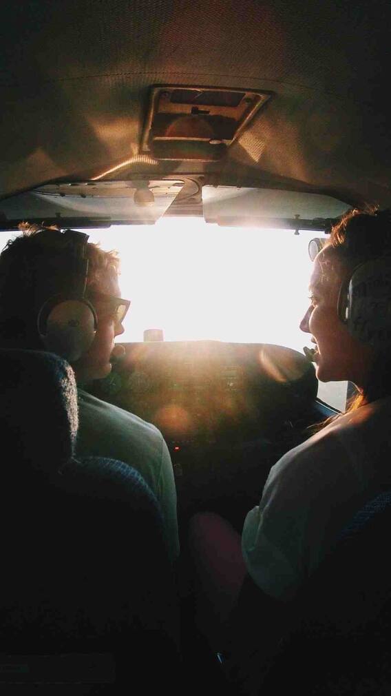 क्यों एक साथ खाना नहीं खाते फ्लाइट के पायलट और को-पायलट?