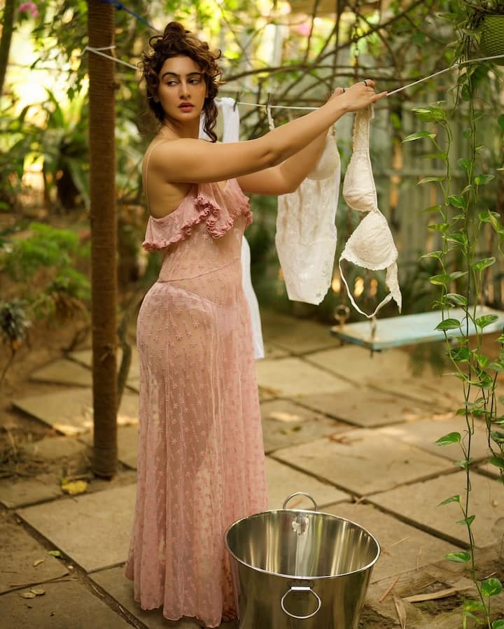 इन तस्वीरों में एक्ट्रेस मेघा शुक्ला का बोल्ड अवतार फैंस को दीवाना बना रहा है। इन तस्वीरों में एक्ट्रेस बोल्ड पोज देती नजर आ रही हैं।