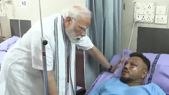 Ahmedabad Plane Crash: प्रधानमंत्री मोदी एयर इंडिया प्लेन क्रैश के बाद अहमदाबाद पहुंचे. उन्होंने हादसे की जगह का मुआयना किया और इसके बाद घायलों से मुलाकात की.