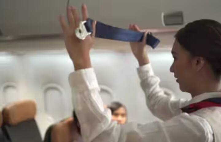 ਜਦੋਂ ਫਲਾਈਟ ਟੇਕ ਆਫ ਜਾਂ ਲੈਂਡਿੰਗ ਕਰ ਰਹੀ ਹੁੰਦੀ ਹੈ, ਤਾਂ ਟਰਬੂਲੈਂਸ ਤੋਂ ਬਚਣ ਲਈ ਸੀਟ ਬੈਲਟ ਦੀ ਵਰਤੋਂ ਕਰਨਾ ਬਹੁਤ ਜ਼ਰੂਰੀ ਹੈ। ਬਹੁਤ ਸਾਰੇ ਲੋਕਾਂ ਨੂੰ ਸਿਰਫ਼ ਇਹ ਇੱਕ ਫਾਰਮੈਲਿਟੀ ਲੱਗਦੀ ਹੈ। ਇਸੇ ਲਈ ਉਹ ਢਿੱਲੀ ਸੀਟ ਬੈਲਟ ਲਾ ਕੇ ਬੈਠਦੇ ਹਨ। ਜਦੋਂ ਕਿ ਅਜਿਹਾ ਬਿਲਕੁਲ ਵੀ ਨਹੀਂ ਕਰਨਾ ਚਾਹੀਦਾ।