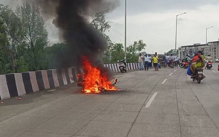 मोटारसायकल चालक वेळीच सावध झाल्यानं मोठा अनर्थ टळला आहे.