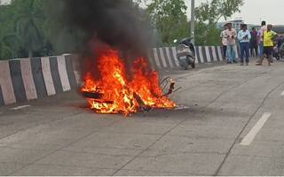 मुंबई-गोवा महामार्गावर मोटरसायकलचा बर्निंग थरार