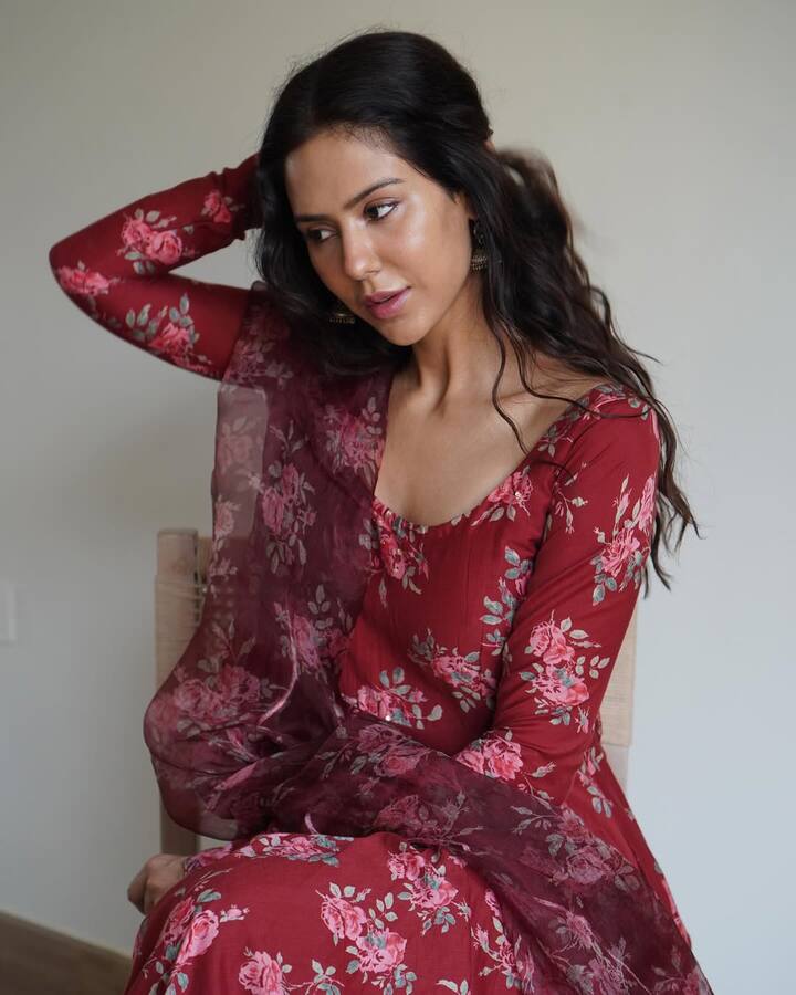 सोनम बाजवा के अलावा फिल्म में सनी देओल, दिलजीत दोसांझ, अहान शेट्टी, वरुण धवन अहम भूमिका में दिखाई देंगे.