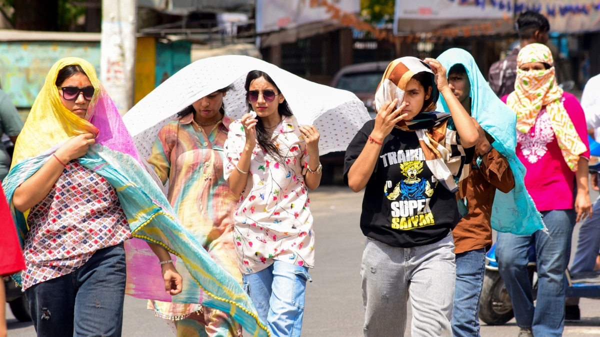 UP Weather: यूपी में आसमान से बरस रही आग! इन जिलों में हीट वेव का अलर्ट, जानें- कब मिलेगी राहत?
