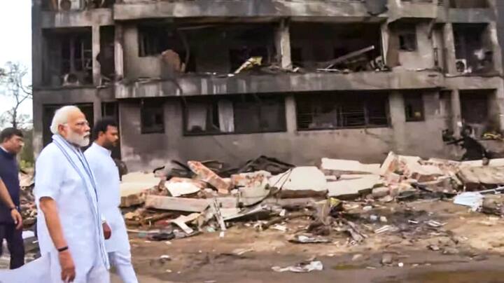 এদিন সকালে বিমান ভেঙে পড়ার জায়গা ঘুরে দেখলেন প্রধানমন্ত্রী। কথা বললেন আধিকারিকদের সঙ্গে। দুর্ঘটনাস্থলে ২০ মিনিট ছিলেন প্রধানমন্ত্রী। বিমান দুর্ঘটনাস্থল থেকে হাসপাতালে যান মোদি।