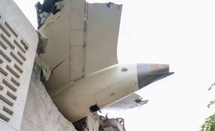 ਪ੍ਰਧਾਨ ਮੰਤਰੀ ਮੋਦੀ ਸਵੇਰੇ ਲਗਭਗ 8:30 ਵਜੇ ਅਹਿਮਦਾਬਾਦ ਹਵਾਈ ਅੱਡੇ 'ਤੇ ਪਹੁੰਚੇ, ਜਿੱਥੋਂ ਉਹ ਹਾਦਸੇ ਵਾਲੀ ਥਾਂ 'ਤੇ ਗਏ ਅਤੇ ਸਥਿਤੀ ਦਾ ਜਾਇਜ਼ਾ ਲਿਆ। ਉਨ੍ਹਾਂ ਨੇ ਲਗਭਗ 20 ਮਿੰਟ ਤੱਕ ਘਟਨਾ ਵਾਲੀ ਥਾਂ ਦਾ ਨਿਰੀਖਣ ਕੀਤਾ ਅਤੇ ਰਾਹਤ ਕਾਰਜਾਂ ਵਿੱਚ ਲੱਗੇ ਅਧਿਕਾਰੀਆਂ ਅਤੇ ਐਨਡੀਆਰਐਫ ਟੀਮਾਂ ਤੋਂ ਜਾਣਕਾਰੀ ਲਈ।