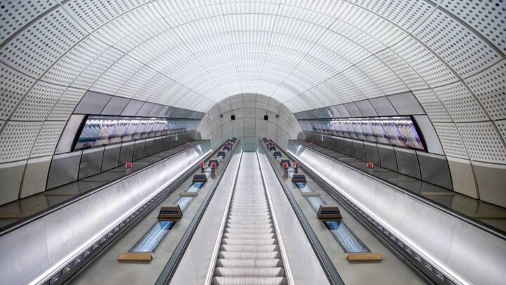 लंदन का क्रॉसरेल प्रोजेक्ट भी इसमें शामिल है. इस प्रोजेक्ट की लागत करीब 23 अरब डॉलर के आसपास है. यह 40 स्टेशनों को जोड़ता है.