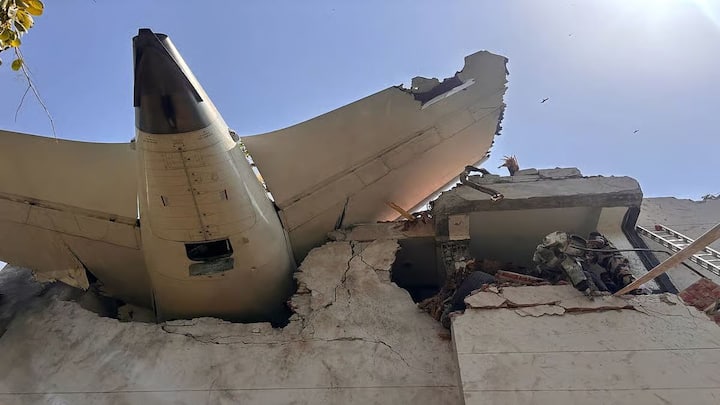 Air India Plane Crash In Ahmedabad: गुजरातमधील अहमदाबाद येथे काल (12 जून) झालेल्या एअर इंडियाच्या विमान अपघातात 265 जणांचा मृत्यू झाला आहे. यात विमानातील 241 प्रवासी तर विमान ज्या भागात कोसळलं तिथल्या 24 जणांचा मृत्यू झाला.