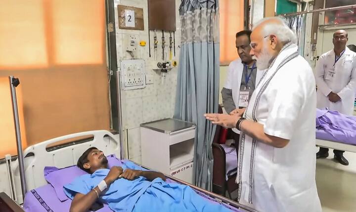 হাসপাতালে বিমান দুর্ঘটনায় আহত চিকিৎসক-পড়ুয়ারা ভর্তি রয়েছেন। ১০ মিনিট আহতদের সঙ্গে কথা বললেন প্রধানমন্ত্রী। গতকাল এয়ার ইন্ডিয়ার দুর্ঘটনাগ্রস্ত বোয়িং ড্রিমলাইনার ভেঙে পড়েছিল ডাক্তারি পড়ুয়াদের হস্টেলের ওপর।