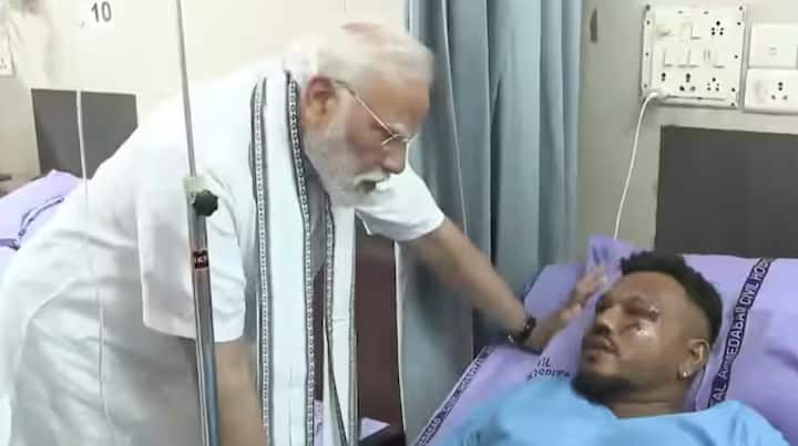 Ahmedabad Plane Crash: ਪ੍ਰਧਾਨ ਮੰਤਰੀ ਨਰਿੰਦਰ ਮੋਦੀ ਏਅਰ ਇੰਡੀਆ ਜਹਾਜ਼ ਹਾਦਸੇ ਤੋਂ ਬਾਅਦ ਅਹਿਮਦਾਬਾਦ ਪਹੁੰਚੇ। ਉਨ੍ਹਾਂ ਨੇ ਹਾਦਸੇ ਵਾਲੀ ਥਾਂ ਦਾ ਮੁਆਇਨਾ ਕੀਤਾ ਅਤੇ ਫਿਰ ਜ਼ਖਮੀ ਵਿਅਕਤੀ ਨਾਲ ਮੁਲਾਕਾਤ ਕੀਤੀ।